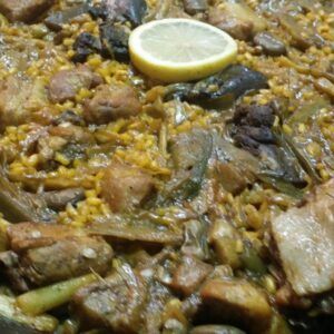 Paella de habas y alcachofas